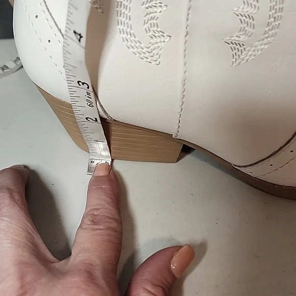Sugar NWT White Embroidered Heeled Boots - Picture 5 of 7